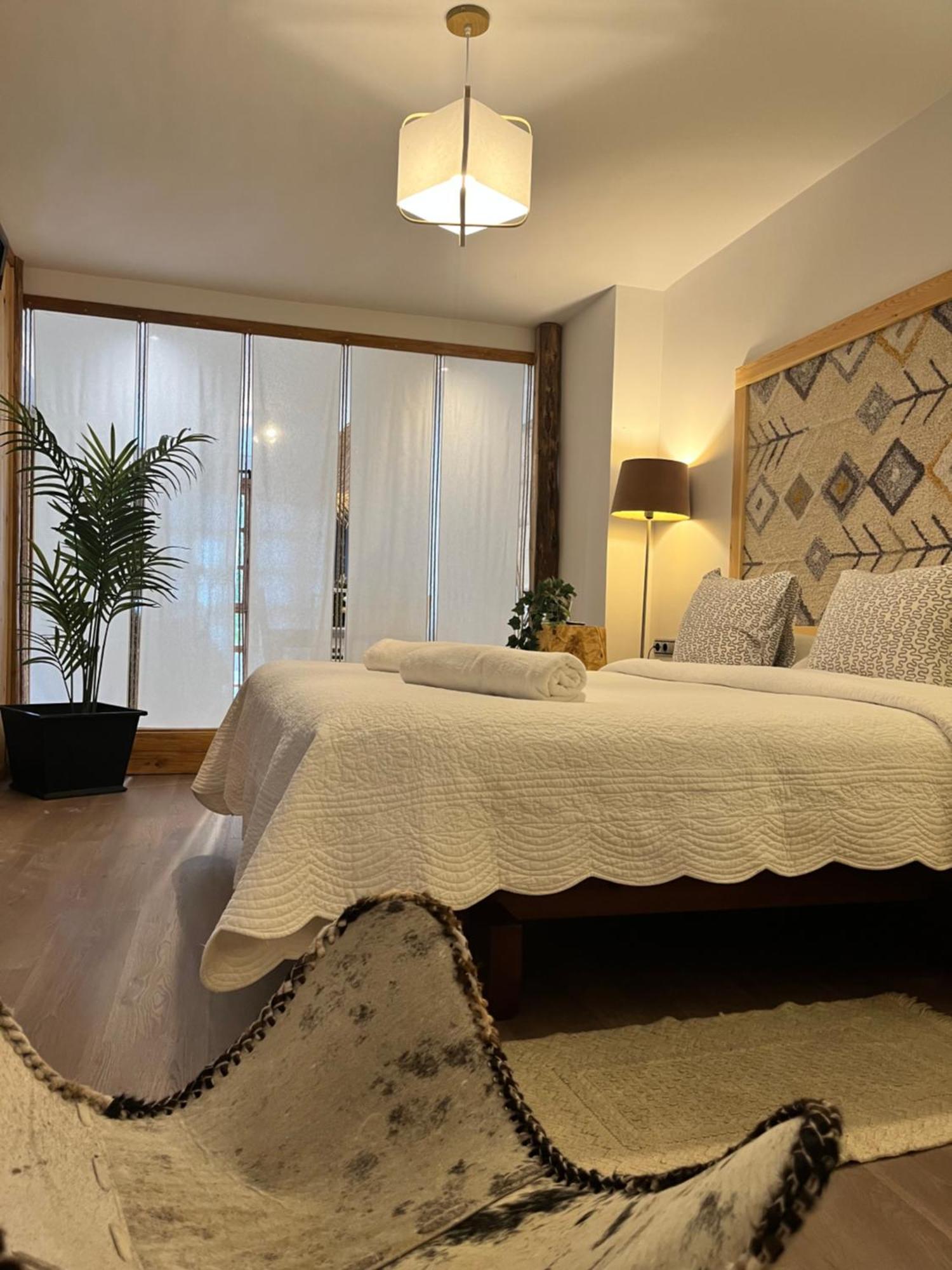 Luxury House Valencia D'Aneu Apartment ภายนอก รูปภาพ
